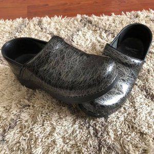 dansko scribble print clogs